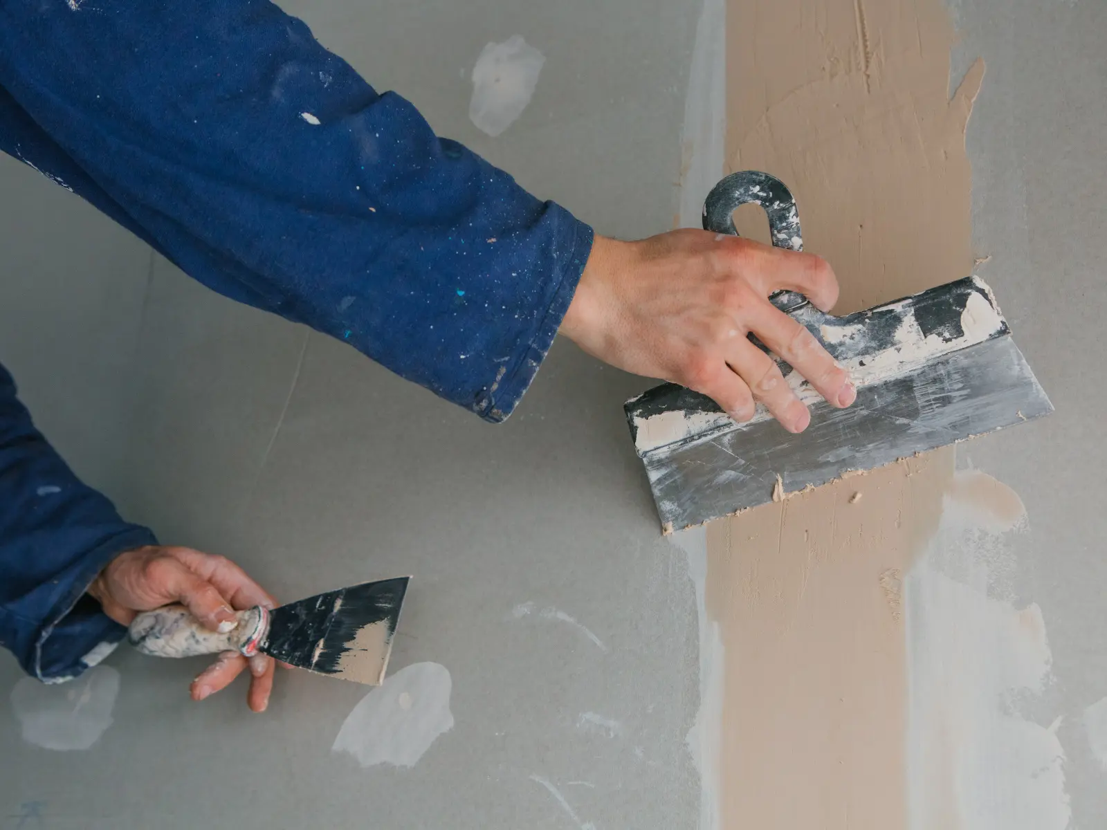 Wand wird bei Malerarbeiten frisch gestrichen